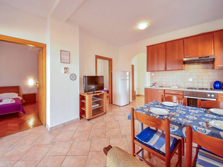 Vacation home with barbecue & patio — photo 2