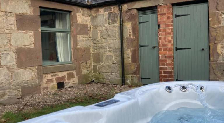 Vacation home with hot tub — photo 3