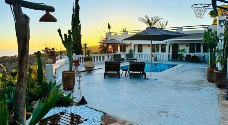 1200 m² Villa