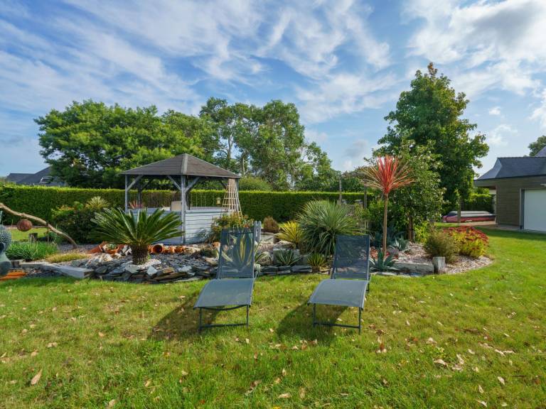 Vacation home with yard, patio & barbecue — photo 2