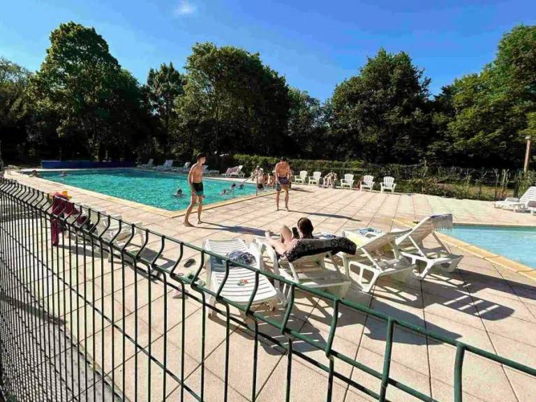 Child-friendly mobile home with heated pool, patio & BBQ | Pet-friendly — photo 3