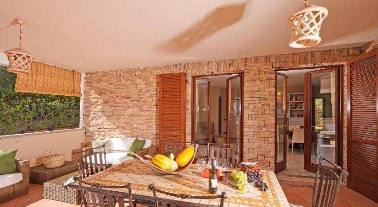 Villa with pool — photo 4