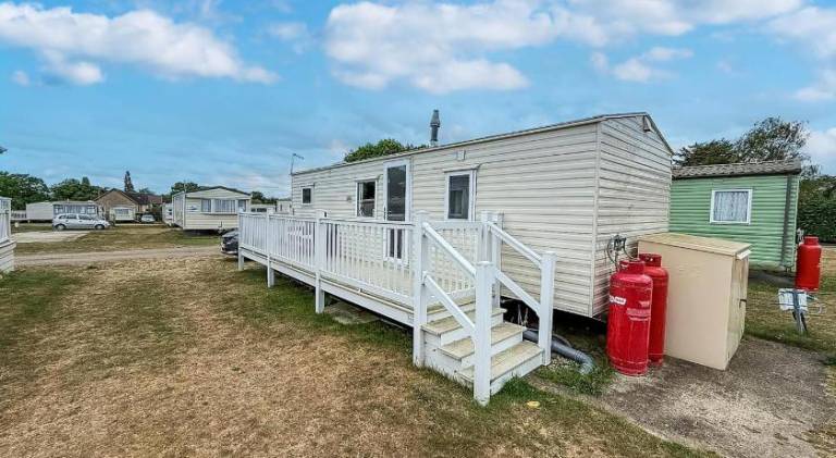 Gorgeous Caravan With Decking In Breydon Water Holiday Park, Ref 10081B in Great Yarmouth