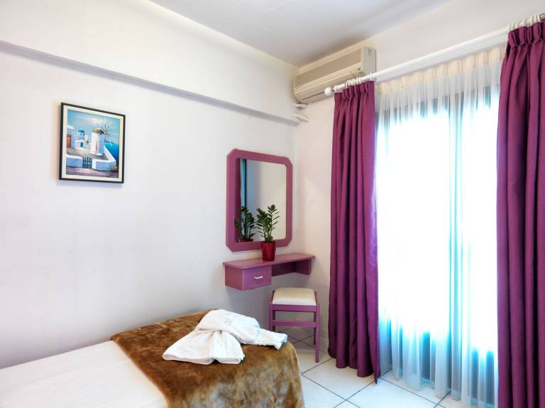 Holiday apartment with garden, pool & patio — photo 4