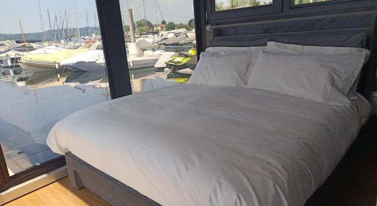 Lovely boat with hot tub | Pet-friendly — photo 2