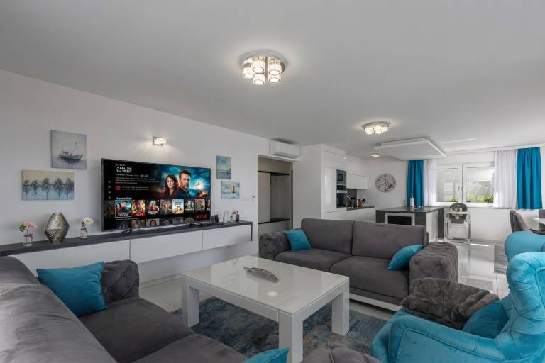 Luxury Pool Apartment With Sea View — photo 4