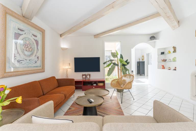 Villa with terrace, pool & yard in Manosque