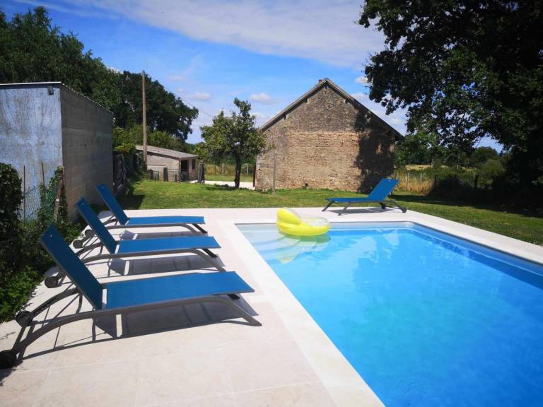 Gite with pool, yard & terrace in Montlucon