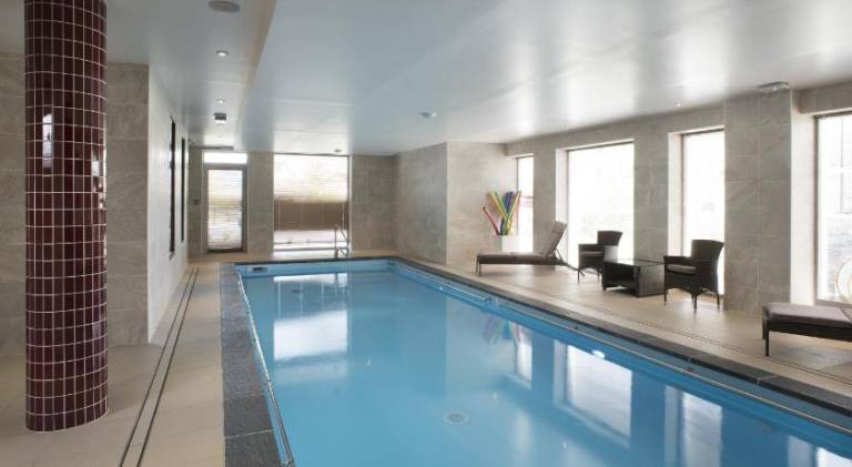 Serviced apartment with yard, patio & pool in Pau
