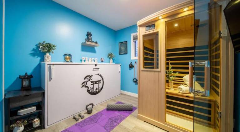 Botanical Bliss 15 Min to DT Sauna Retreat in Edmonton, AB