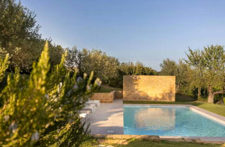 Family-friendly vacation home with pool, patio & barbeque | Pets are welcome — photo 3