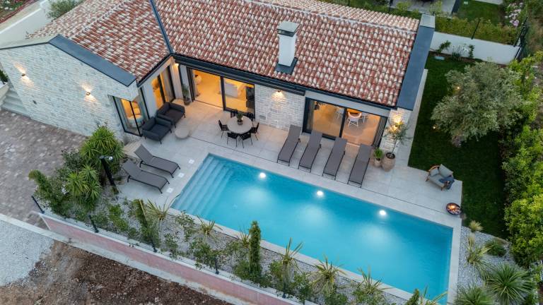 Villa with patio, garden & private pool — photo 4