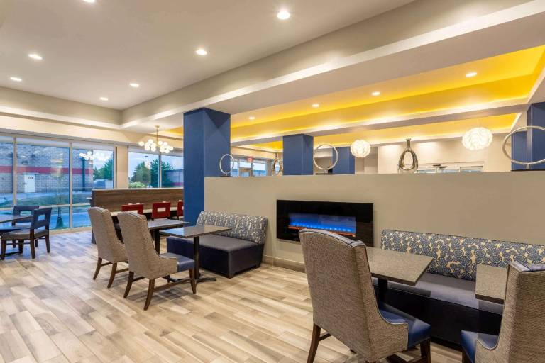 La Quinta Inn & Suites by Wyndham Bloomington — photo 2