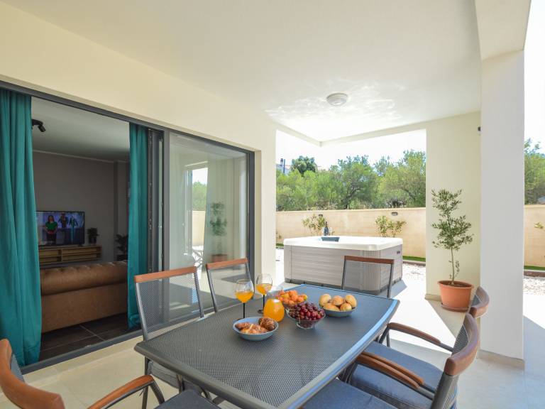 Fully equipped big vacation home with yard, patio & hot tub | Close to the beach | Dogs allowed — photo 3