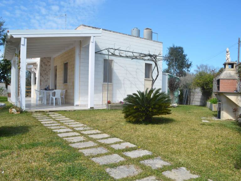House with BBQ & garden | Garden view — photo 5