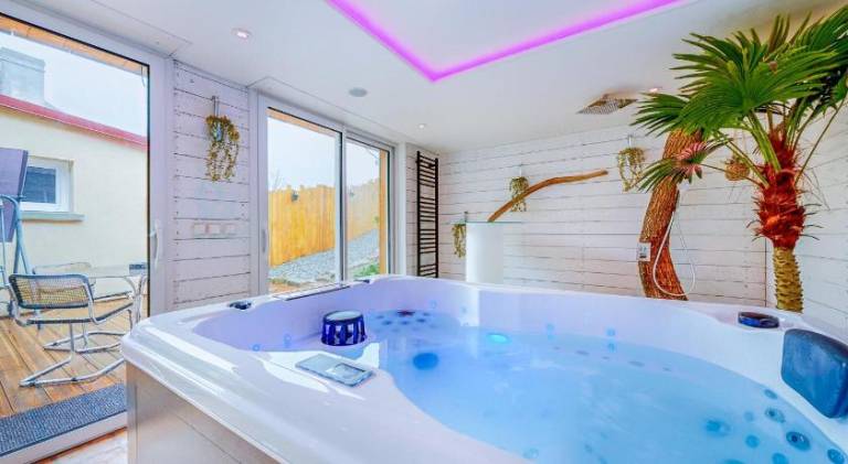 Vacation home with jacuzzi | Pet-friendly in Mayenne