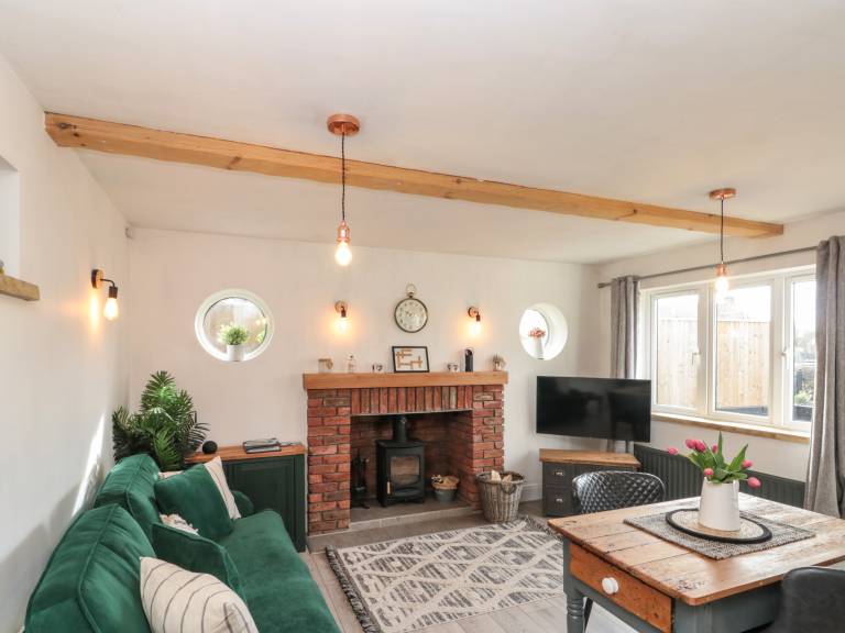 Cottage with garden — photo 4