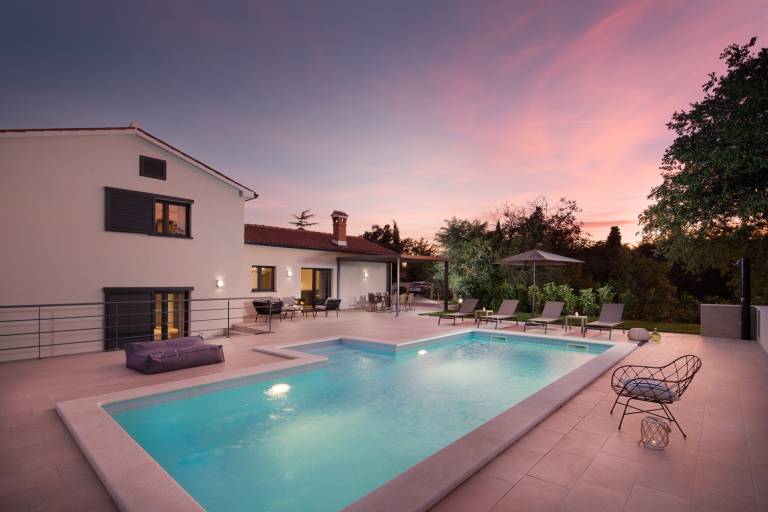 Villa with BBQ, patio & private pool in Labin