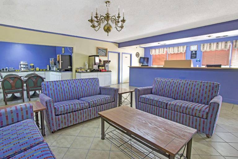 Days Inn by Wyndham Benson — photo 3