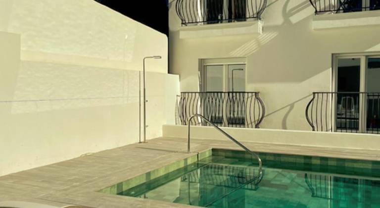 Rental apartment with private pool, patio & yard — photo 4