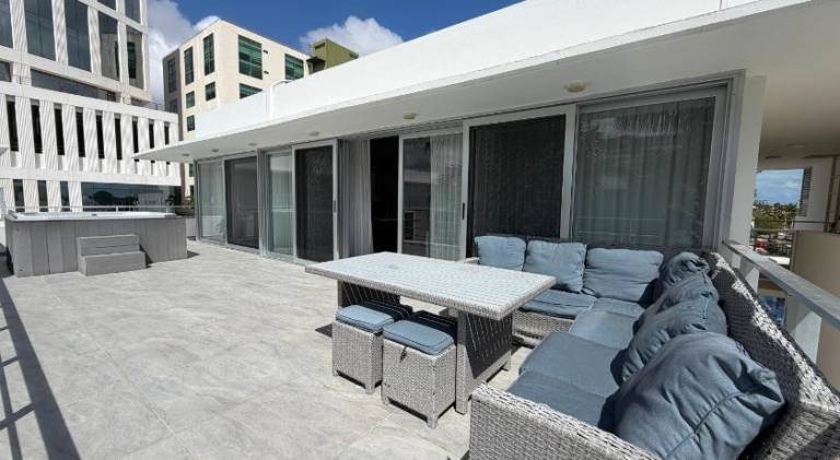 Apartment with yard, private pool & hot tub — photo 5