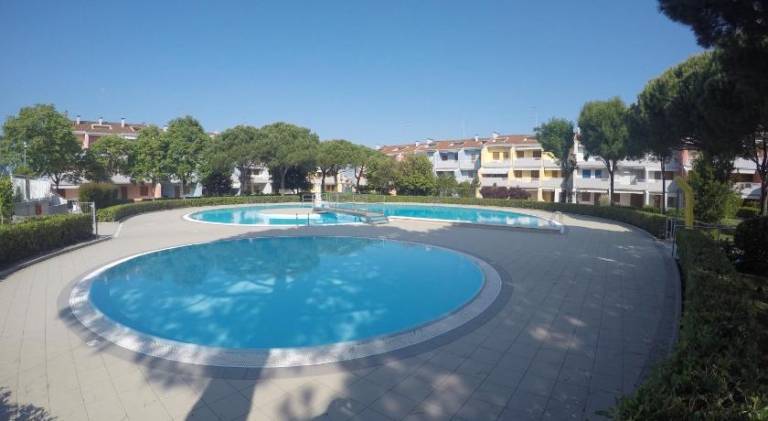 Apartment with pool, terrace & yard — photo 5