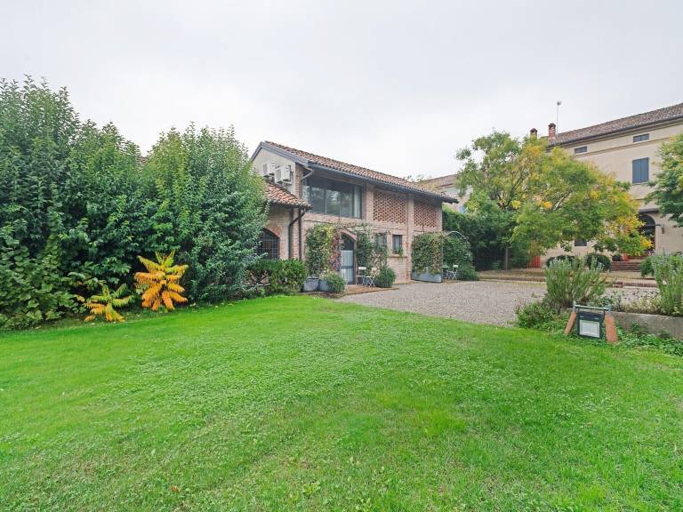 Villa  Stagno lombardo