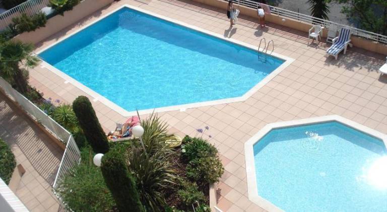 Holiday apartment with private pool, patio & yard in Menton
