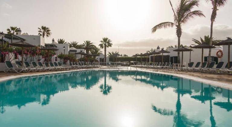 Charming serviced apartment with pool, hot tub & yard | Beach nearby | Dogs allowed — photo 3