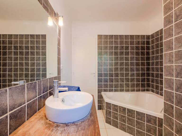 Apartment with garden, terrace & pool | Sea view — photo 4