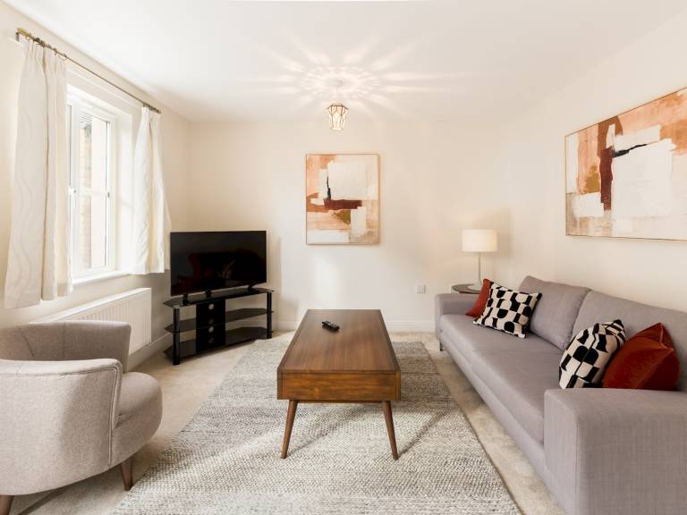Fully equipped beautiful vacation home with fast internet & yard | Suitable for remote work | Pet-friendly in Tewkesbury