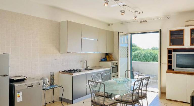 Beautiful serviced apartment with patio | Close to the beach | Pets are welcome — photo 3
