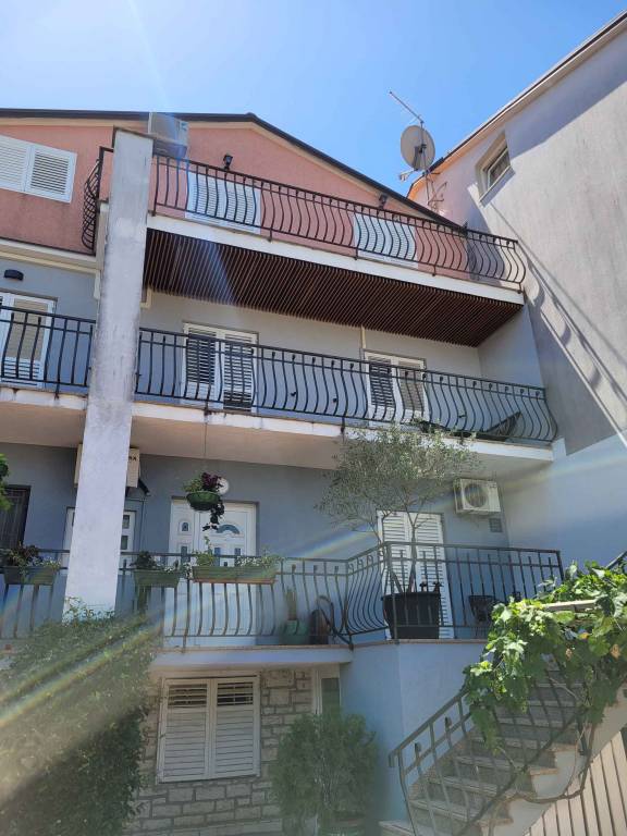 Rental apartment with patio — photo 3