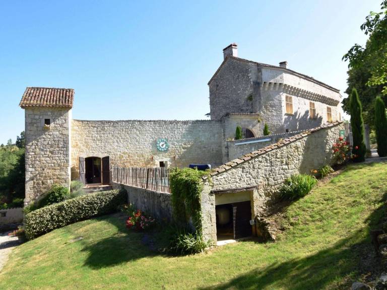 Castle  Bon-Encontre