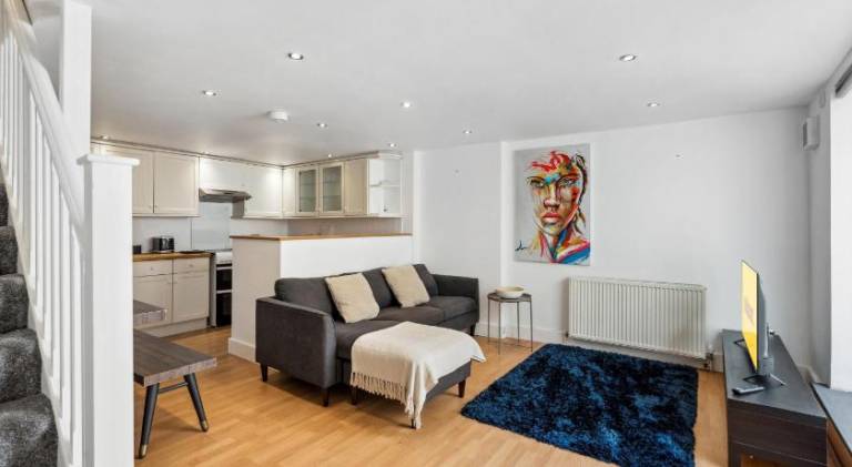Hosted by StaySejour- 8 Beds - Perfect for large groups and long stays - Free parking for one vehicl — photo 2