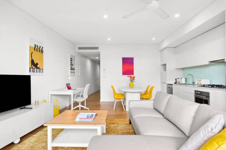 Central luminous 2 beds with balcony aircon