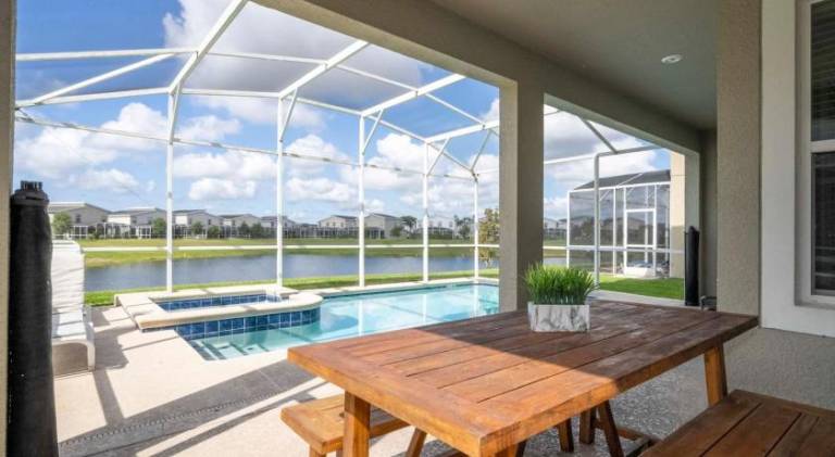House with pool & hot tub — photo 4