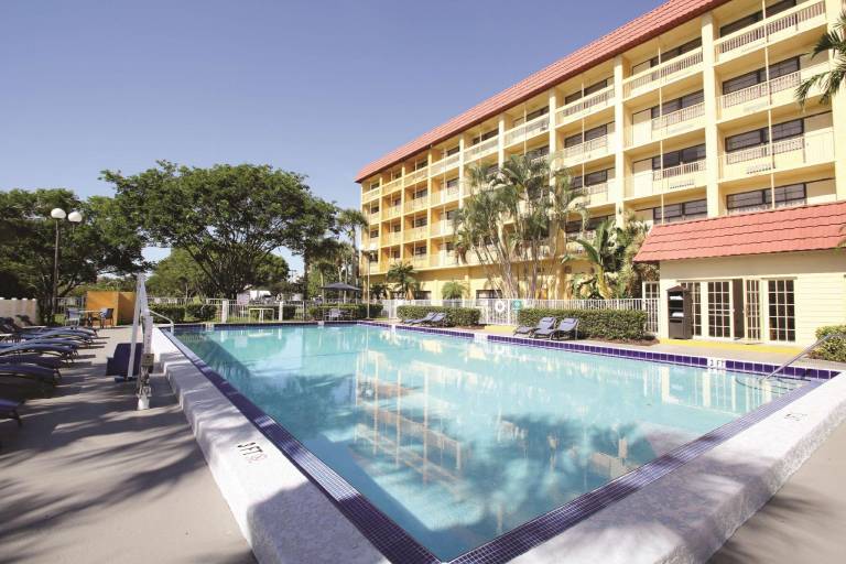 La Quinta Inn & Suites by Wyndham Coral Springs Univ Dr — photo 3