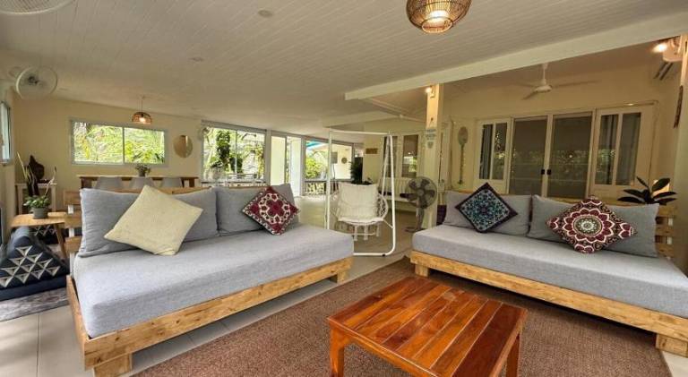 Zen Beach Oasis - Balinese Beachfront House with Stunning Sea View — photo 2