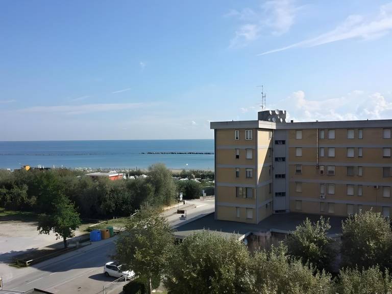 Residence New Solaria beach included with umbrella and sunbeds in Ravenna