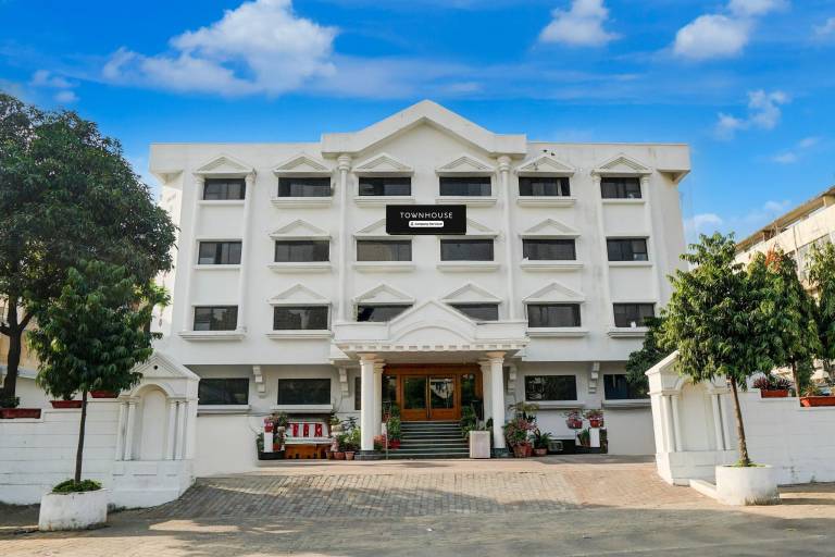 Super Townhouse Subhash Nagar Formerly Royal Palazzo