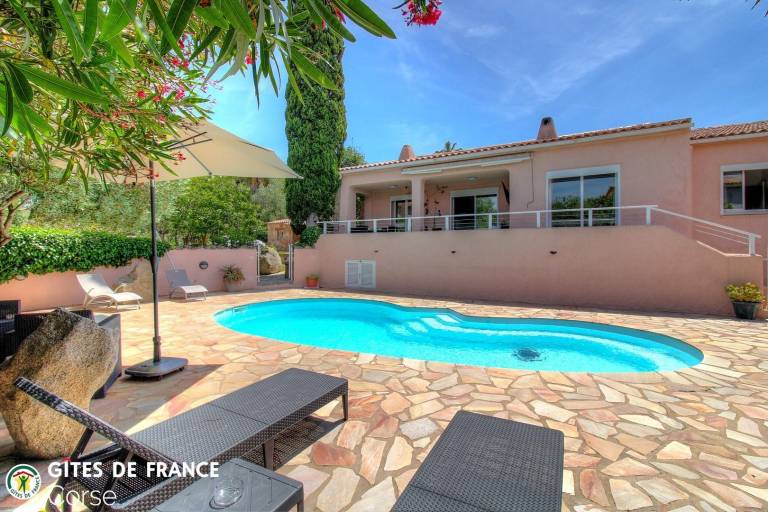 Gite with yard, pool & barbeque — photo 3