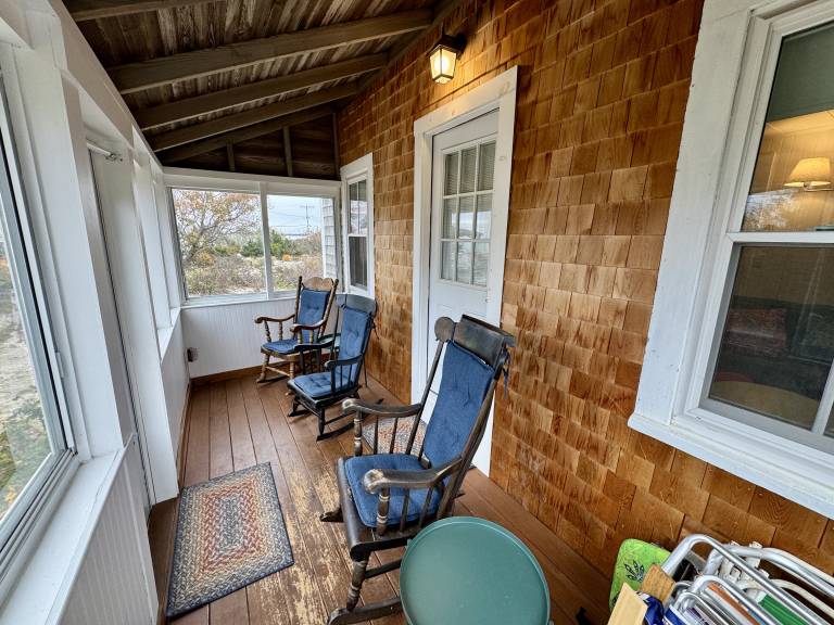 Charming Brewster beach cottage steps from the bay, sunsets, and local favorites. — photo 5