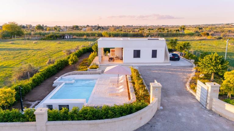 Villa with private pool, yard & jacuzzi — photo 3