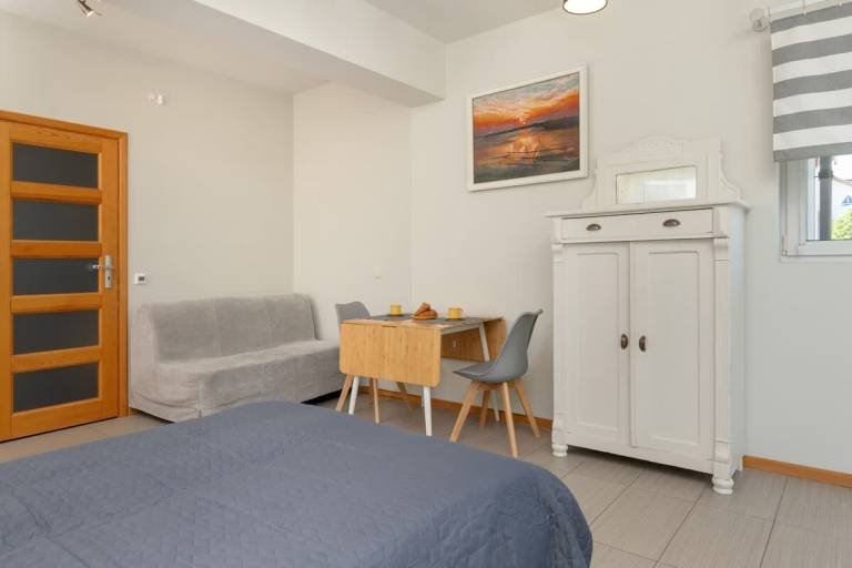 Holiday apartment with yard — photo 2
