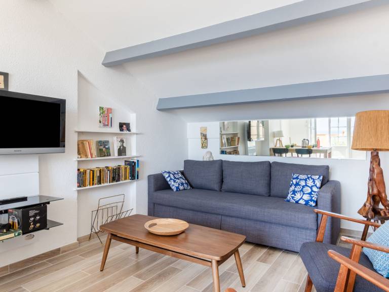 Apartment with yard & patio | Sea view — photo 3