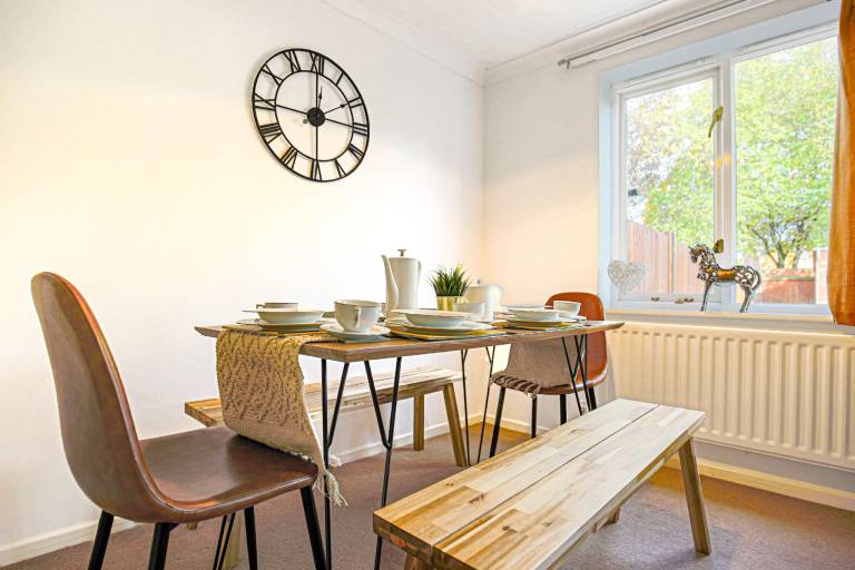 The Oval House - City Centre - Free Pakring — photo 5