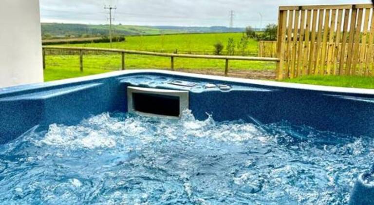 House with hot tub — photo 5