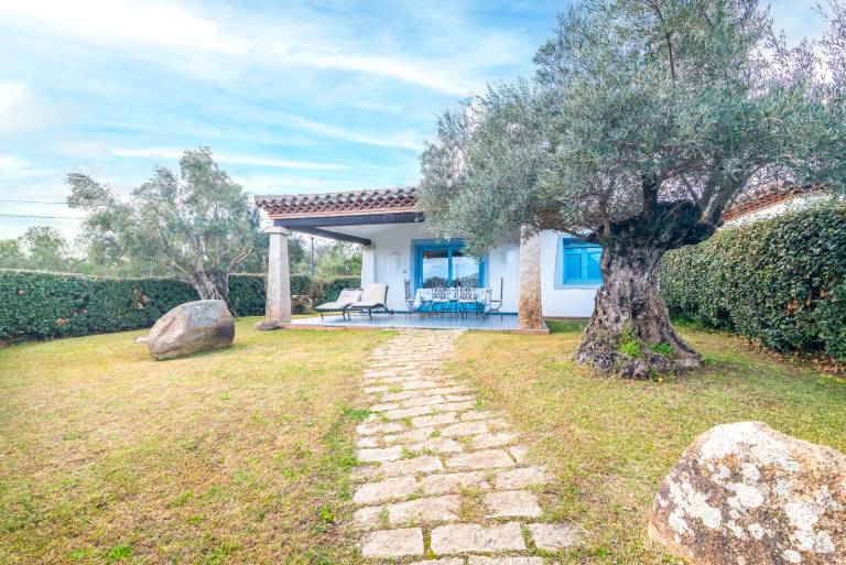 Charming holiday apartment with garden, barbeque & patio | Garden view | Dogs allowed — photo 2
