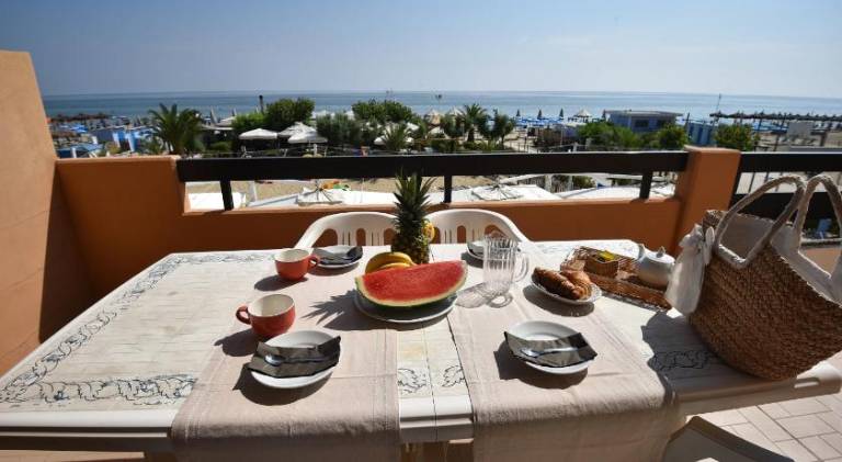 Serviced apartment with terrace | Next to the beach | Good for workation | Pets allowed — photo 3